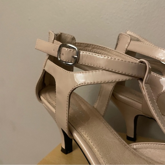 Town Shoes Chic Nude T-Strap Low Heel - Size 9 - Picture 10 of 16